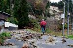 　山から流れ出てきた岩が転がる石川県輪島市町野町の寺山地区の道。土砂崩れでふさがっている箇所もあった＝２０２４年１１月