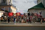 　ロシアの民間軍事会社ワグネル創設者プリゴジン氏らの追悼碑周辺に立つ人々＝７月２９日、モスクワ（ＡＰ＝共同）