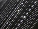 　米スペースＸが打ち上げたスターリンク衛星の光跡＝２０１９年５月（ＶＩＣＴＯＲＩＡ・ＧＩＲＧＩＳ／米ローウェル天文台提供）