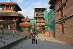 　復旧がなお続くネパールの首都カトマンズの世界遺産ダルバール広場。ブンガマティの職人が多く再建に貢献した＝２０２４年６月（共同）