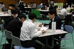 参加者（手前左）に業務内容などを説明する採用担当者＝１６日、鳥取市伏野の県立福祉人材研修センター