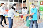 リーフレットなどを受け取る買い物客（右）＝２２日、鳥取市晩稲のイオン鳥取北店