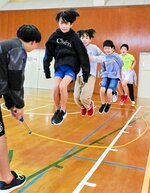 息ピッタリ　大縄跳び。みんなでタイミング合わせて、いまだ！