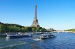 　パリ五輪開会式の運営テストで、パリ中心部のセーヌ川を進む船団＝１７日（共同）