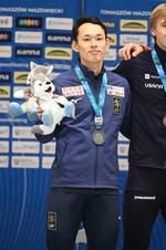 　男子１０００メートルで２位に入り、表彰式で撮影に応じる小島良太＝トマショフマゾウィエツキ（共同）