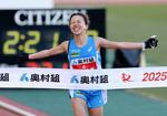 　２位でゴールする小林香菜＝ヤンマースタジアム長居