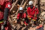　モロッコのマラケシュ近くの村で捜索活動をするスペインの救助隊＝１２日（ゲッティ＝共同）