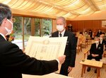 秋の叙勲の勲記などを受け取る受章者ら＝６日、鳥取市東町１丁目の知事公邸