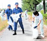 ごみ拾いに汗を流す参加者