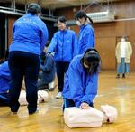 　東京都荒川区の区立第五中学校で、心臓マッサージの訓練をする防災部の生徒たち＝２０２４年１２月