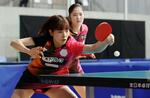 　女子ダブルス準々決勝を突破した木原美悠（右）、長崎美柚組＝東京体育館