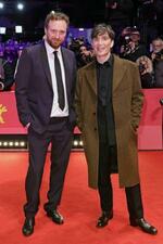 　第７４回ベルリン国際映画祭のレッドカーペットに登場した「スモール・シングス・ライク・ジーズ」のティム・ミーランツ監督（左）ら＝１５日、ベルリン（ゲッティ＝共同）