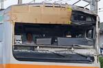 　事故現場から移動する電車の先頭車両＝６日午前７時１３分、神奈川県鎌倉市
