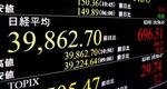 　一時３万９８００円台を付けて４万円に迫った日経平均株価を示すモニター＝１日午前、東京・東新橋