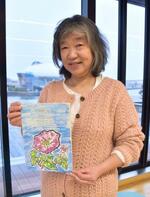 　自主制作した児童書「朝顔の声」を手にする童話作家の千葉直美さん＝１２日、宮城県石巻市