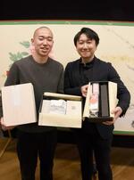 　「ＯＭＩＡＧＥ　ＢＯＸ（おみあげボックス）」を開発した塚原大さん（左）と間中雅俊さん＝３月、東京都内