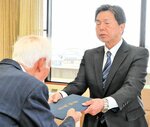 当選証書を受け取る小沢さん（右）＝２７日、伯耆町役場