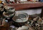 　「松永窯」の店舗に残る陶器。民間遺構として一般公開される予定だ＝２０２４年３月、福島県浪江町
