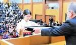 中島学長（右）から学位記を受け取る代表者