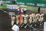 　全国高校野球選手権大会の北北海道大会が開幕し、入場行進する選手たち＝２２日、北海道帯広市
