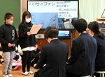 八頭高生に安藤井手の仕組みを説明する児童ら＝１２日、八頭町坂田の船岡小