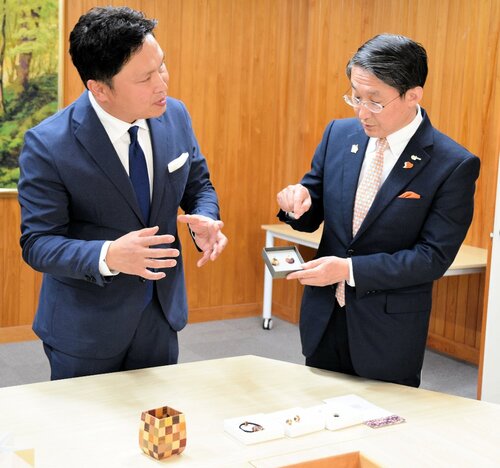 平井知事に作品を説明する中村さん（左）