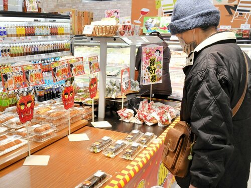 残りわずかとなった恵方巻きを買い求める来店者＝２日、若桜町若桜のエスマートわかさ店