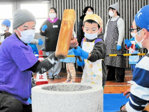 餅つきに挑戦する子ども