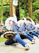 勇壮な舞を披露する踊り手たち＝昨年９月１５日、新温泉町久谷の久谷八幡神社