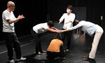 ４人で力を合わせピアノを表現する参加者ら＝３０日、鳥取市鹿野町鹿野の鳥の劇場