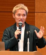 ＬＧＢＴＱ当事者の視点から制服のジェンダーレス化について語る山口さん＝１４日、倉吉交流プラザ