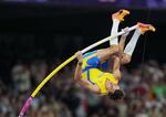　男子棒高跳び決勝で世界新記録となる６メートル２５をクリアし、金メダルを獲得したスウェーデンのデュプランティス＝パリ郊外（共同）