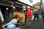　被災した家屋から廃棄する家具を運び出すボランティア＝２月、石川県輪島市