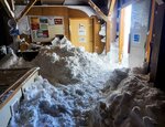 扉が開かれたままで小屋内に大量の雪が積もった頂上避難小屋（大山マウンテンサポート撮影）＝２月２５日、鳥取県大山町大山