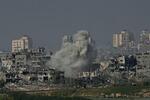 　３１日、イスラエル軍の空爆を受けて煙が立ち上るパレスチナ自治区ガザの街（ＡＰ＝共同）