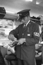 　企画展で展示中の写真「急行列車で車内改札をする専務車掌」（１９６９年）
