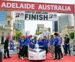 　「ブリヂストン・ワールド・ソーラー・チャレンジ」でゴールする東海大チームのソーラーカー＝２７日、オーストラリア南部アデレード（共同）