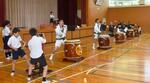 　祭りの太鼓を披露する打ち手と児童ら＝６月、石川県七尾市