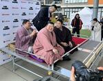 　イベントに参加し、広くなった大相撲名古屋場所の升席に座る（右から時計回りに）関脇若元春、幕内熱海富士、小結阿炎、熊ケ谷親方＝２２日、愛知県東郷町