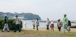 　波打ち際から津波避難複合施設の建設地まで歩く避難訓練に参加する住民ら＝２０２３年１１月、静岡県伊豆市の土肥地区