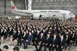 　日本航空グループの入社式に臨む新入社員ら＝１日午後、羽田空港