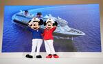 　東京ディズニーリゾートを運営するオリエンタルランドがクルーズ船事業への進出を発表し、登場したミッキーマウス（左）とミニーマウス＝９日午後、千葉県浦安市
