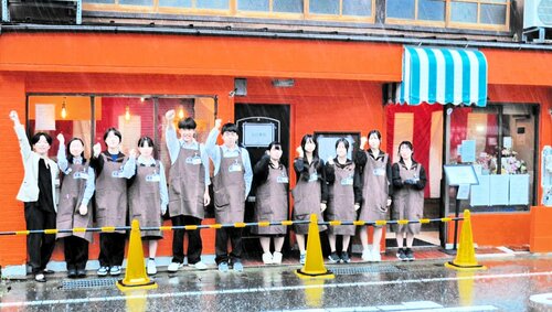 空き店舗を活用してオープンした「バス待ちカフェＴＯＭＯＳＨＩＢＩ」と高校生ら＝２日、ＪＲ浜坂駅前