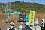 　報道陣に公開された、福島県大熊町の特定帰還居住区域で始まった除染作業＝２０日午前