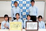 日本考古学協会の総会で優秀賞に輝いた研究チームの生徒ら＝１０月２５日、鳥取市青谷町青谷の青谷高