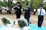 それぞれの形式で犠牲者の冥福を祈る参列者＝１０日、岩美町荒金