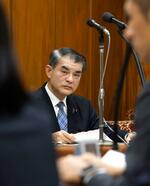 　衆院政治倫理審査会で、質問を聞く柴山昌彦氏＝１８日午前