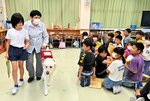 視覚障害者の生活について理解を深める児童ら＝１１日、鳥取市東町２丁目の久松小