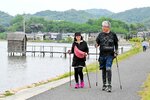 東郷池湖畔を元気よく歩く参加者