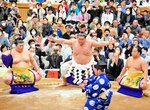 気迫あふれる横綱土俵入りを披露する照ノ富士関（中央）＝２日、新温泉町浜坂の浜坂中体育館